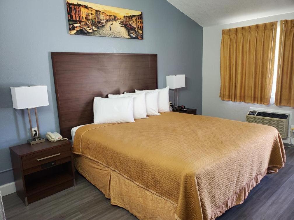King Room - Non-Smoking room - Image 2