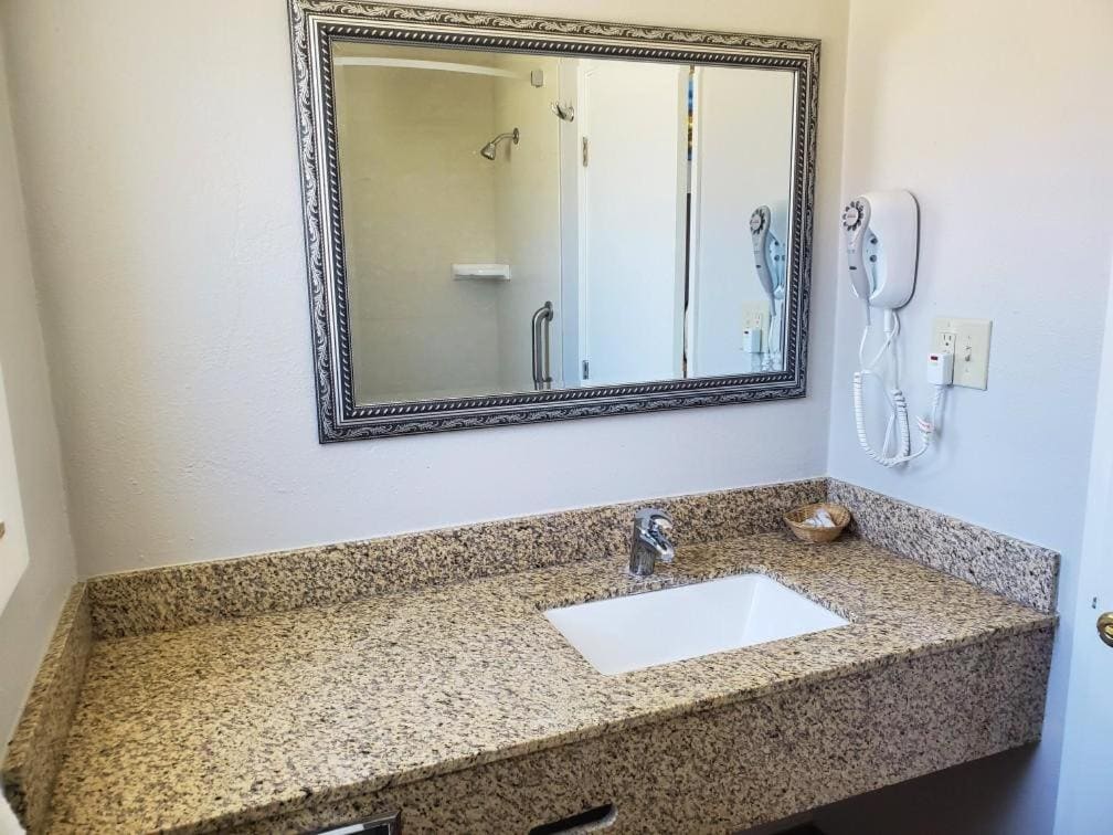 Queen Room - Non-Smoking room - Image 1
