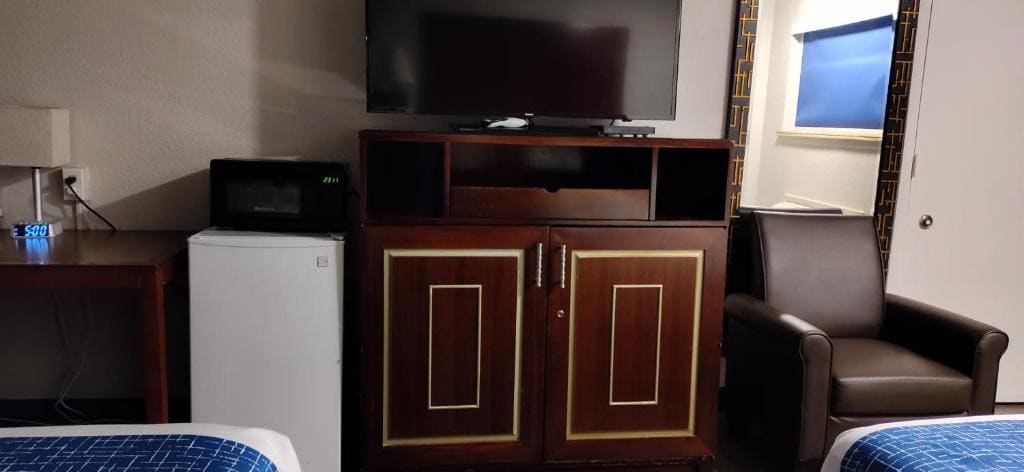 Queen Room with Two Queen Beds - Non-Smoking room - Image 1