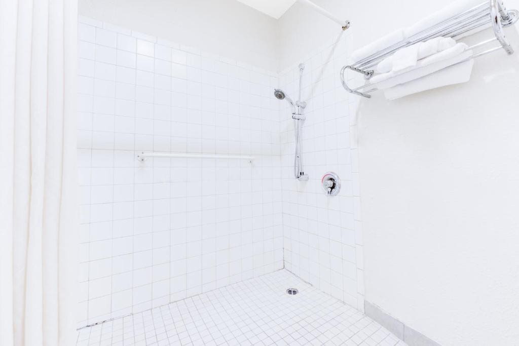 King Room - Disability Access/Non-Smoking room - Image 3
