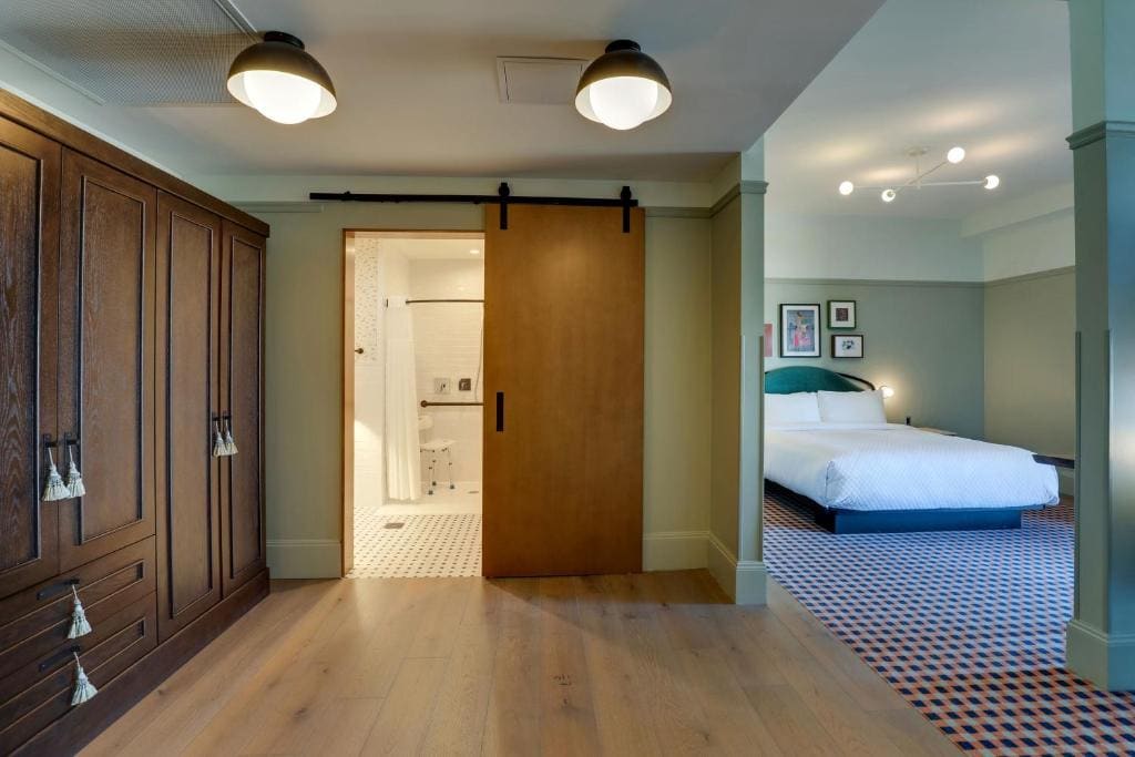 Junior King Suite with Sofa Bed room - Image 3
