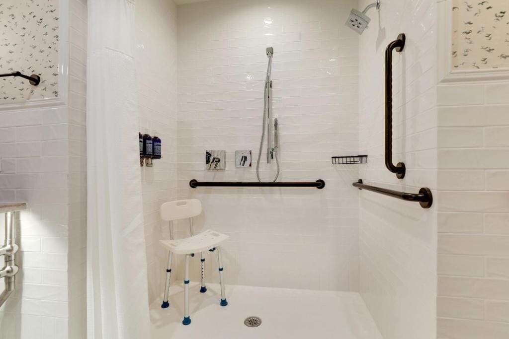 Standard King Room with Adapted Tub - Mobility and Hearing Accessible room - Image 1