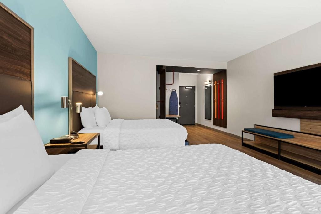 Queen Room with Two Queen Beds - Mobility Access room - Image 1