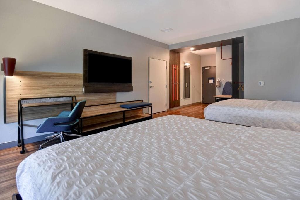 Queen Room with Two Queen Beds - Mobility Access room - Image 2