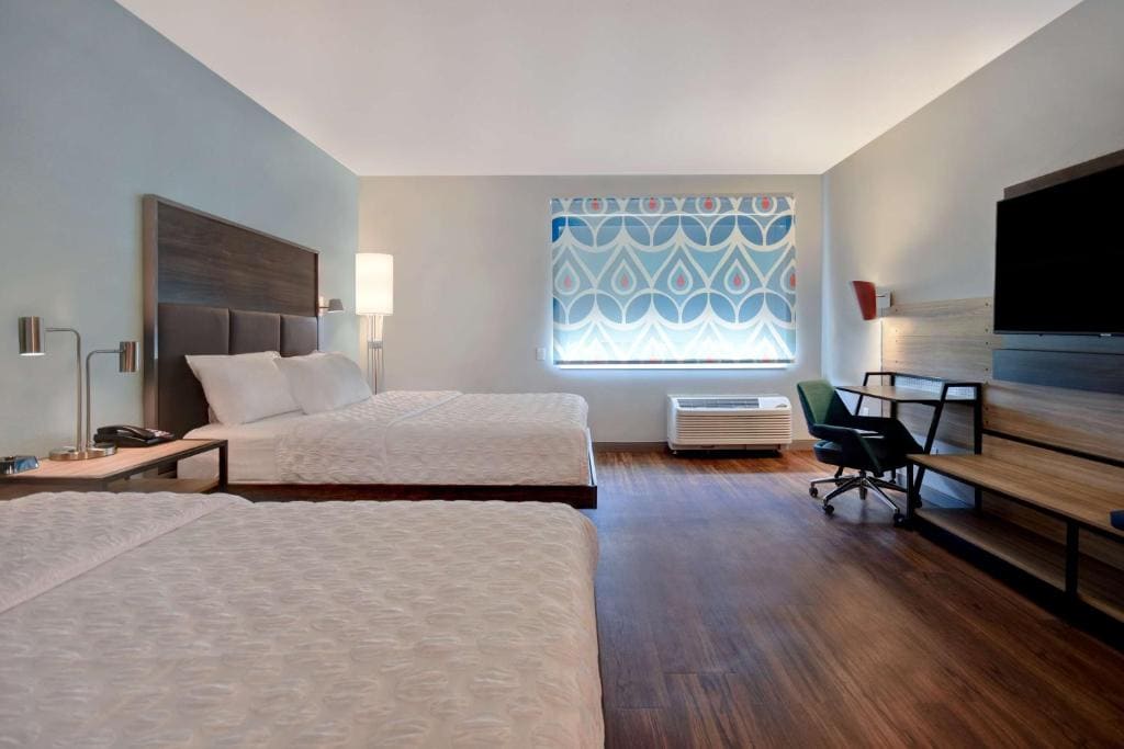 Queen Room with Two Queen Beds - Mobility Access room - Image 1