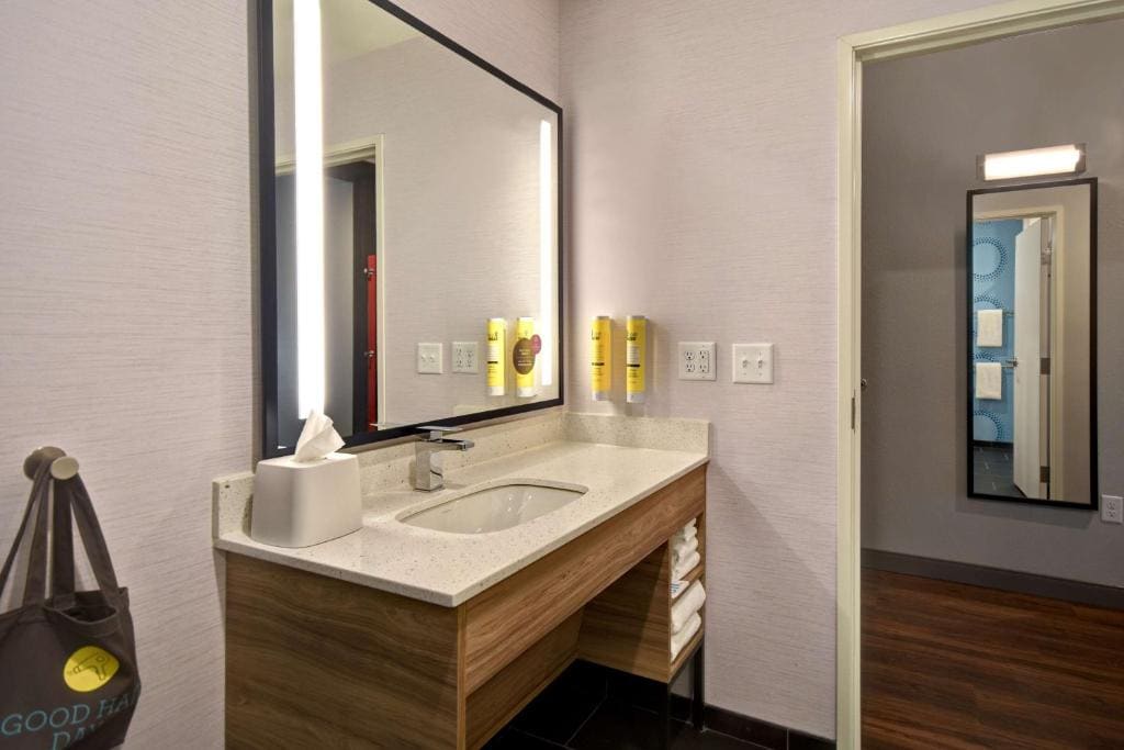 Queen Room with Two Queen Beds - Mobility Access room - Image 3