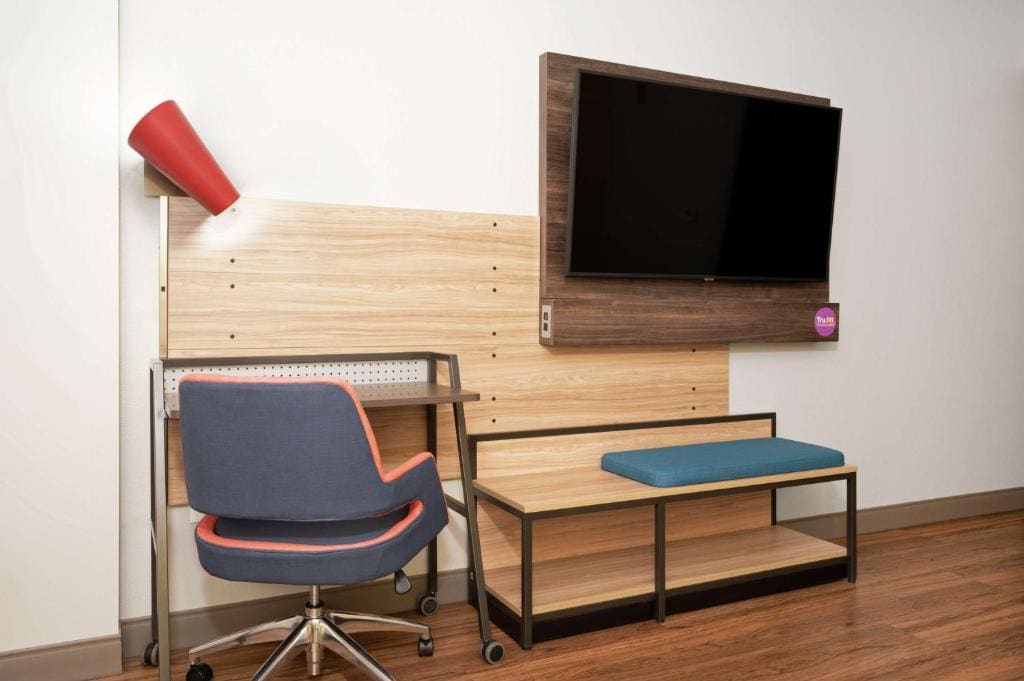 King Room with Bath Tub - Mobility Access room - Image 1