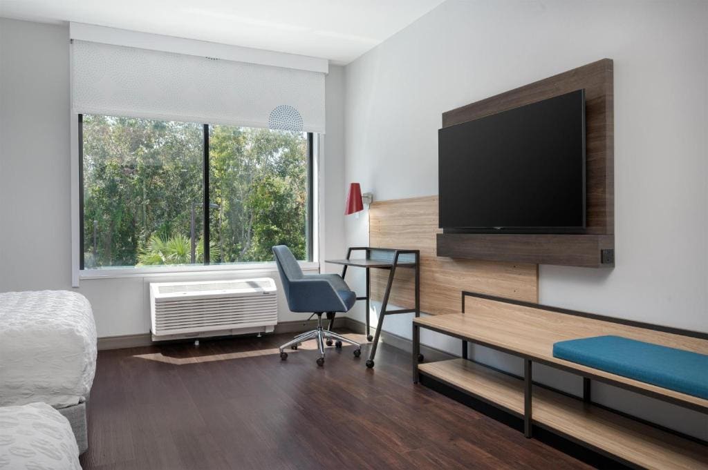 Queen Room with Two Queen Beds - Mobility Access room - Image 1
