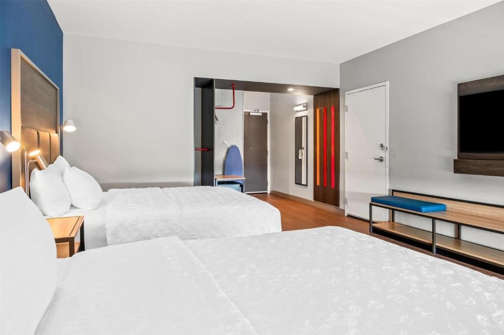 Queen Room with Two Queen Beds - Mobility Access room - Image 3