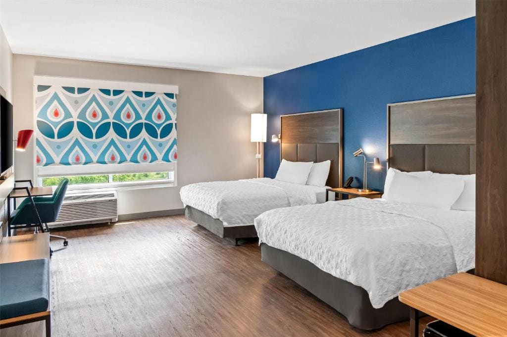 Queen Room with Two Queen Beds - Mobility Access room - Image 2