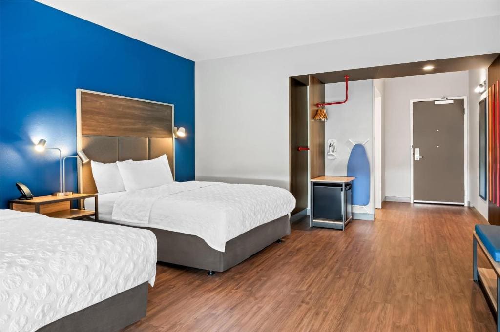 Queen Room with Two Queen Beds - Mobility Access room - Image 1