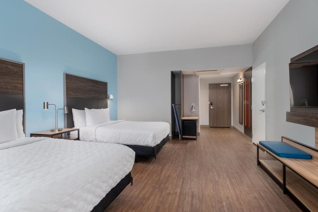 Queen Room with Two Queen Beds - Mobility Access room - Image 1