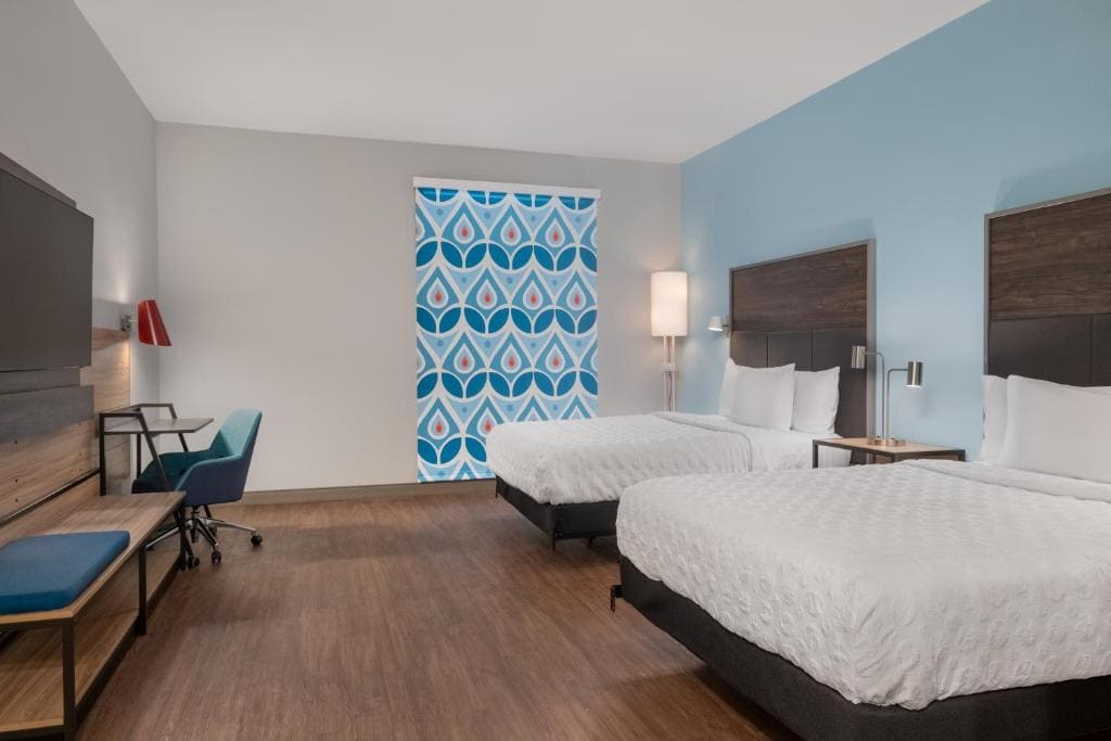 Queen Room with Two Queen Beds - Mobility Access room - Image 2