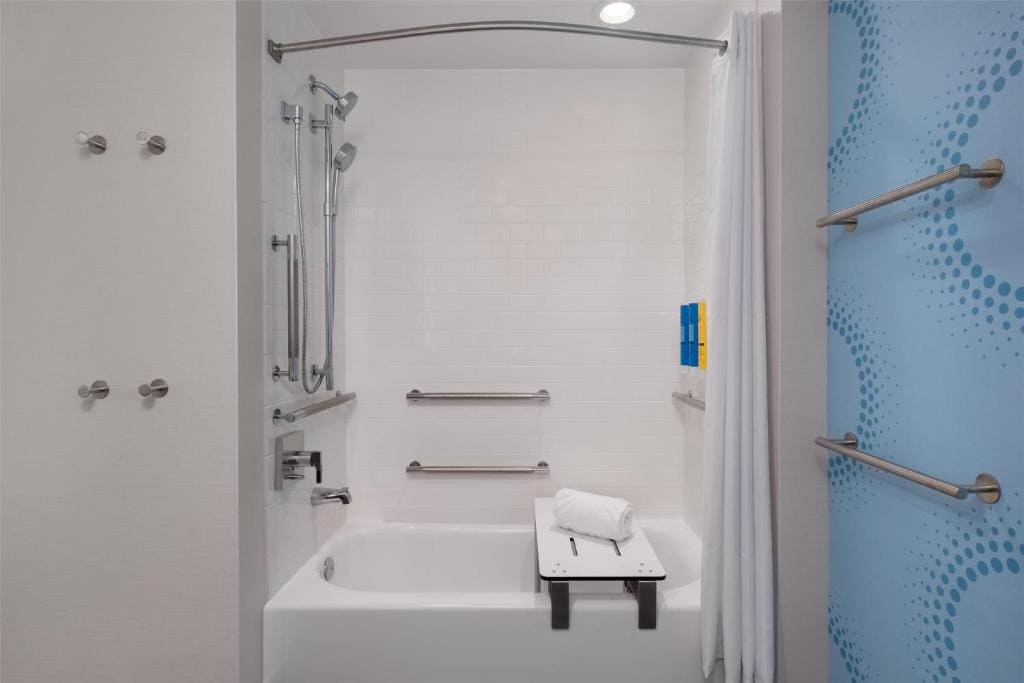 King Room with Bath Tub - Mobility Access room - Image 2
