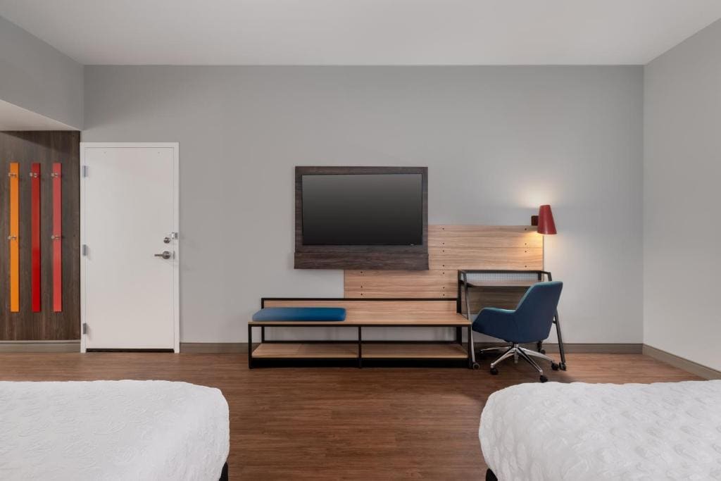 Queen Room with Two Queen Beds - Mobility Access room - Image 3