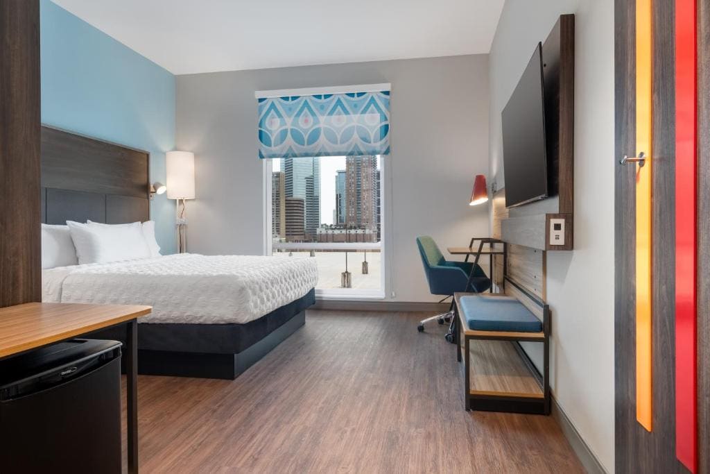 King Room with Roll-In Shower - Mobility and Hearing Access room - Image 1