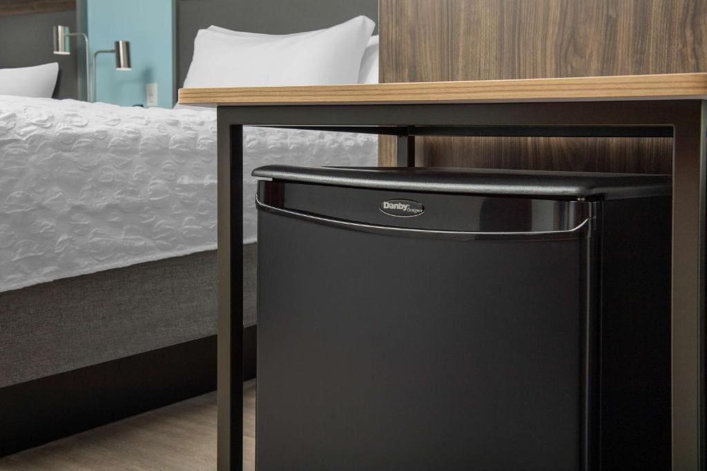 Queen Room with Two Queen Beds and Roll-In Shower - Mobility Access room - Image 3