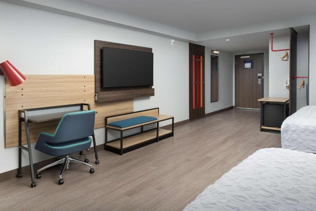 Queen Room with Two Queen Beds and Roll-In Shower - Mobility Access room - Image 2