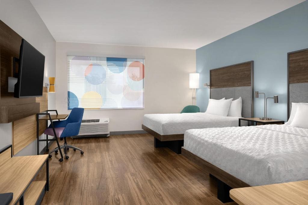 Queen Room with Two Queen Beds - Mobility Access room - Image 2