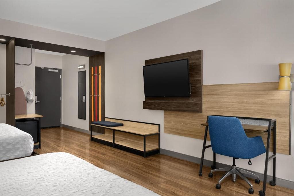 Queen Room with Two Queen Beds - Mobility Access room - Image 1