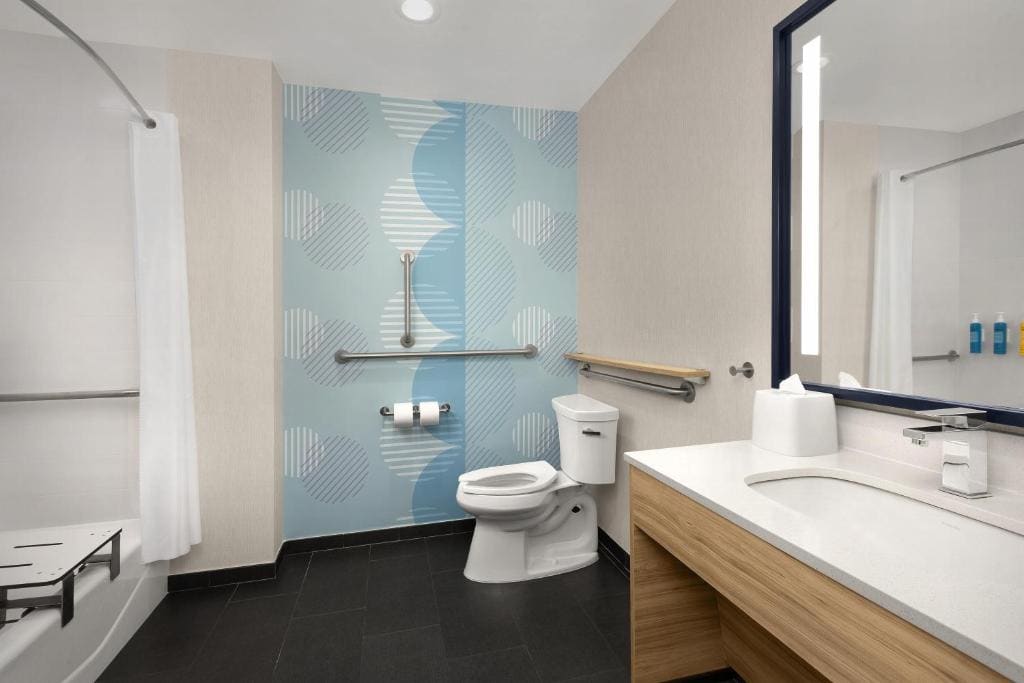 Queen Room with Two Queen Beds - Mobility Access room - Image 3