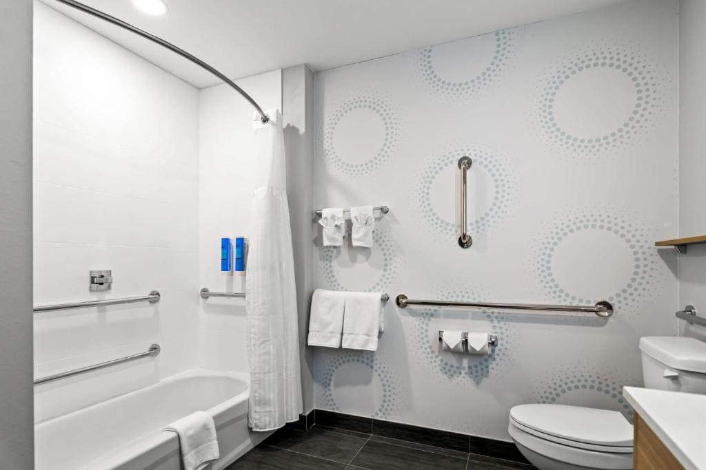 Queen Room with Two Queen Beds - Mobility Access room - Image 2