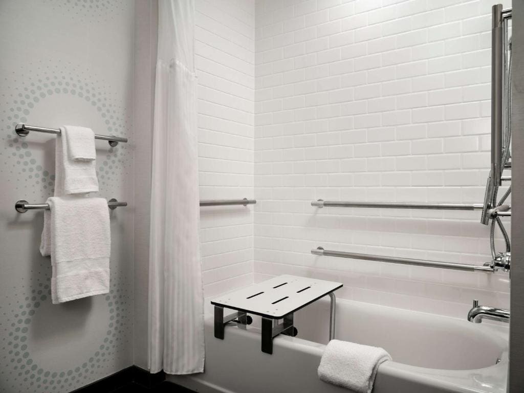 King Room with Bath Tub - Mobility Access room - Image 1