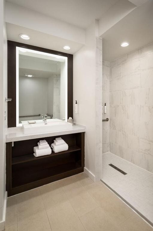 Floridian Queen Room - Mobility Accessible with Roll-In Shower room - Image 1