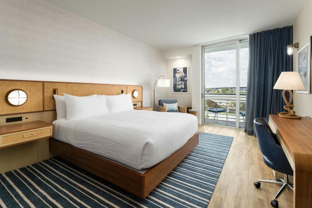King Room with Balcony - Hearing Accessible room - Image 1