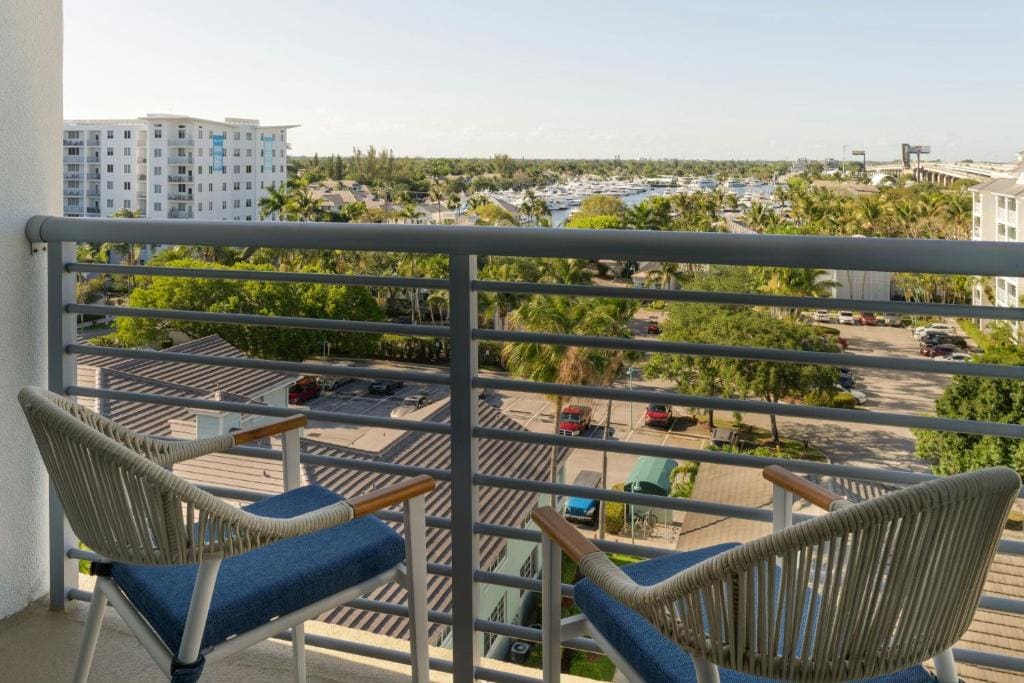 King Room with Balcony - Hearing Accessible room - Image 3