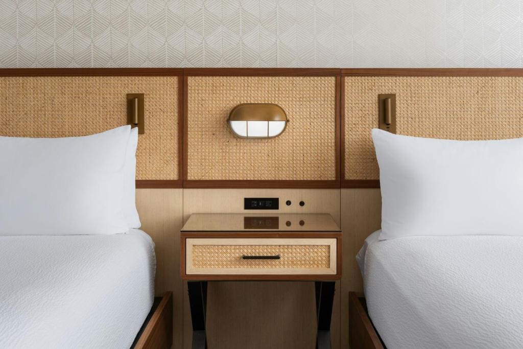 Queen Room with Balcony - Hearing Accessible room - Image 3