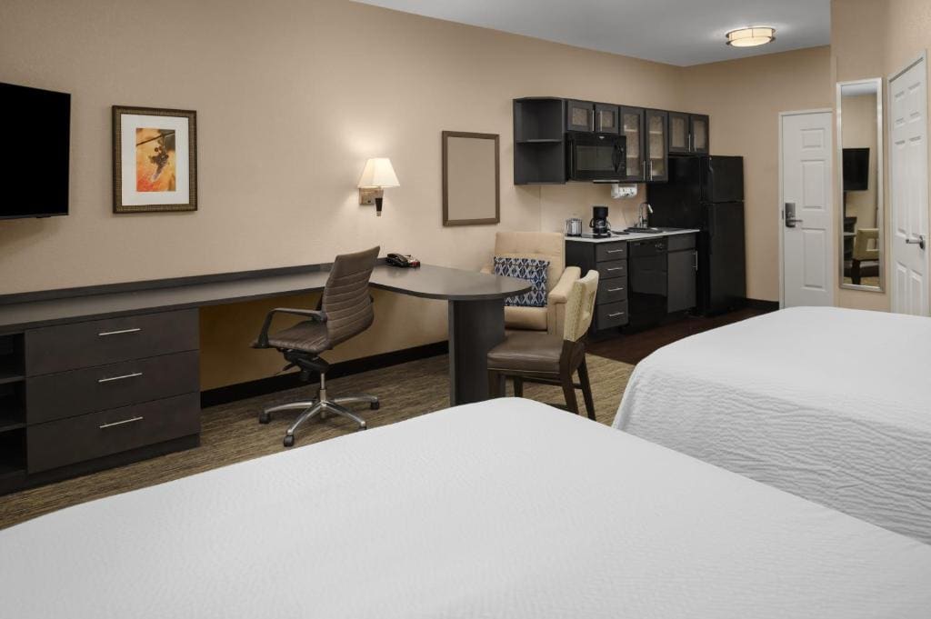 Queen Studio Suite with Batch Tub - Mobility Accessible - Non-Smoking room - Image 3
