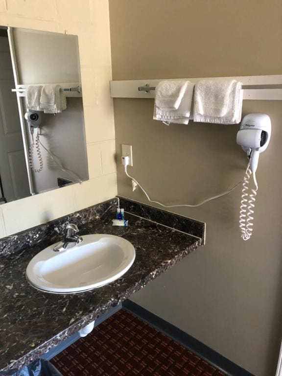 Queen Room - Accessible/Nonsmoking room - Image 2