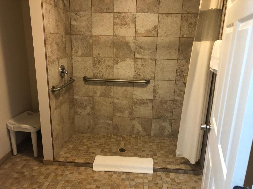 Queen Room - Accessible/Nonsmoking room - Image 3