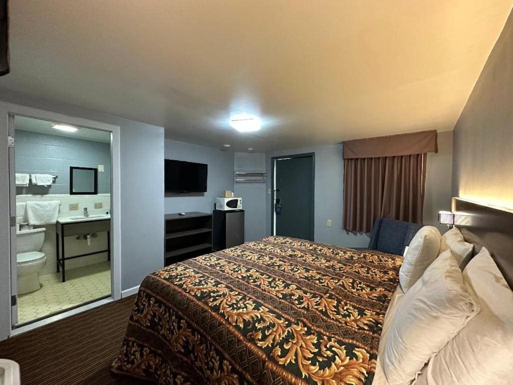 Economy Double Room with Two Double Beds - Non Smoking room - Image 2
