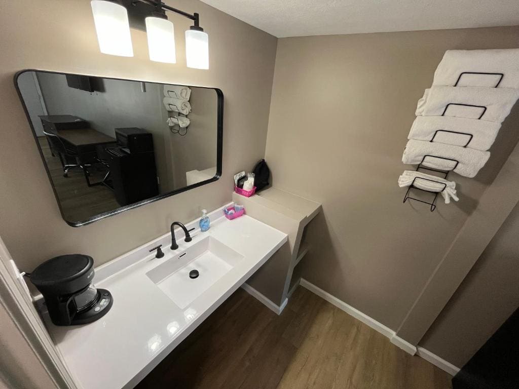 Queen Suite room - Image 2