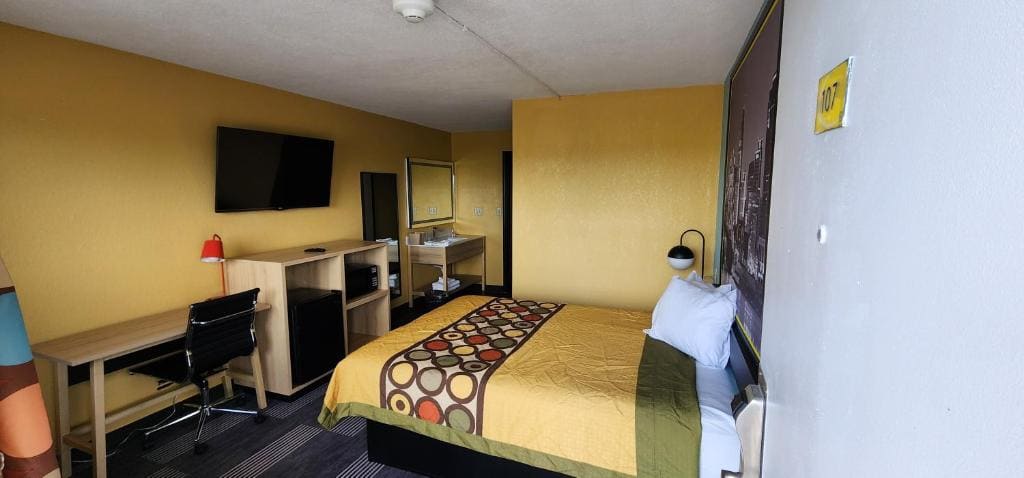 Queen Room - Non-Smoking room - Image 1