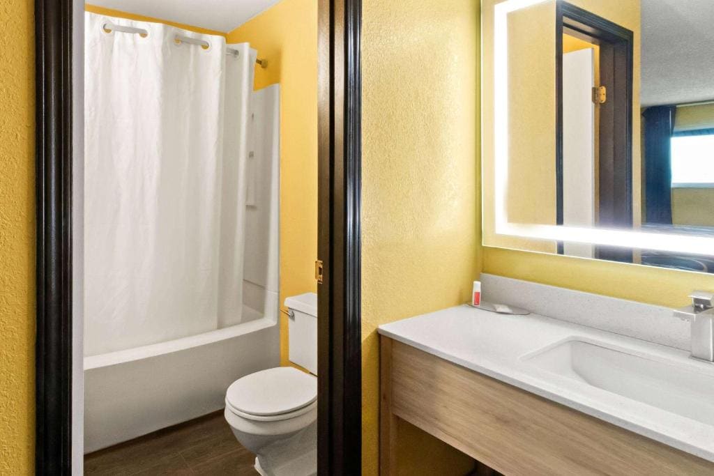 Queen Room with Two Queen Beds - Non-Smoking room - Image 2