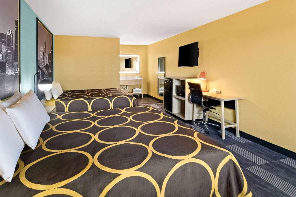 Queen Room with Two Queen Beds - Non-Smoking room - Image 1