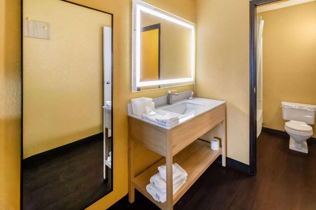 Queen Room - Non-Smoking room - Image 3