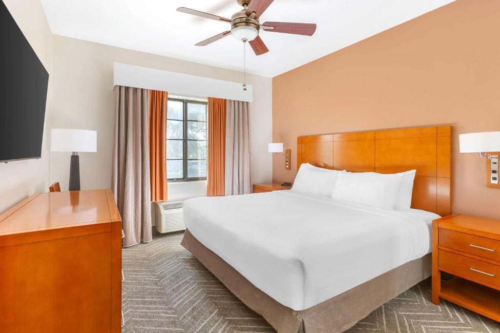 One-Bedroom King Suite with Sofa Bed room - Image 3