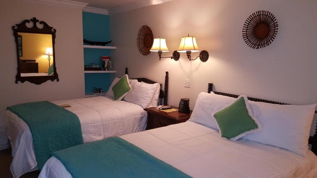 Standard Double Room with Two Double Beds - Pool View room - Image 1