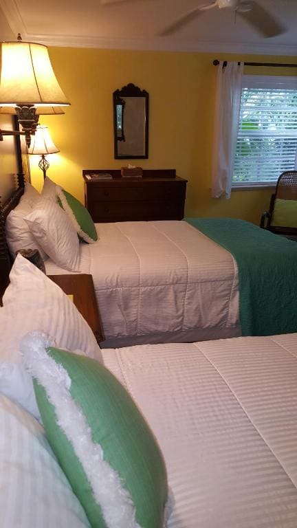 Standard Double Room with Two Double Beds - Pool View room - Image 3