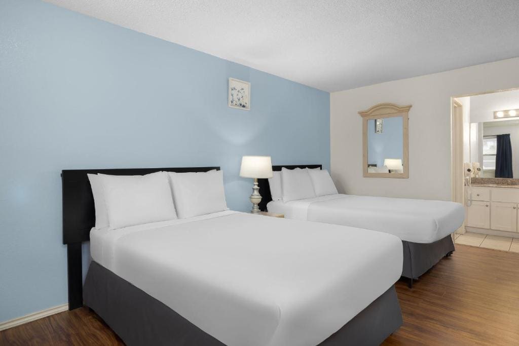 Double Room with Two Double Beds room - Image 2