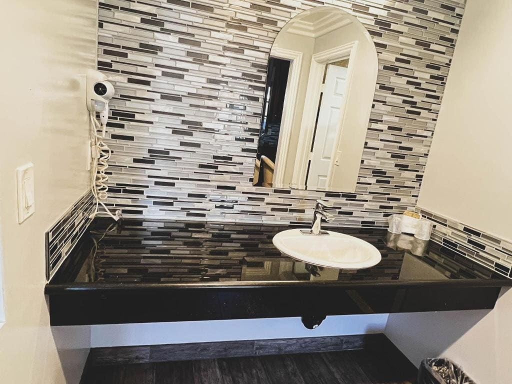 King Suite with Spa Bath and Kitchen - Non-Smoking room - Image 2