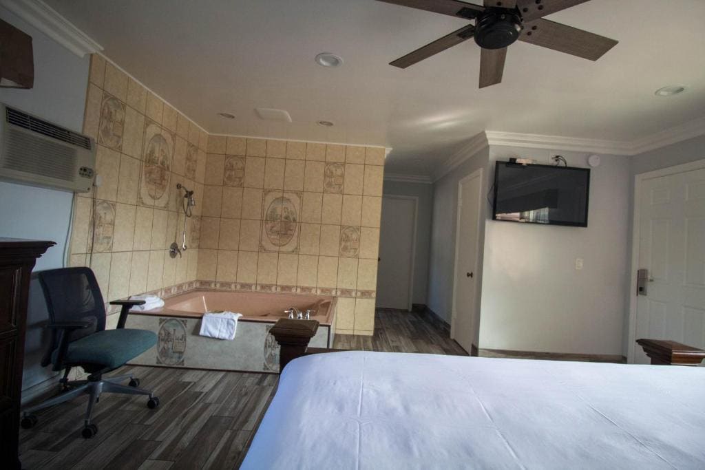 Suite with Spa Bath room - Image 2