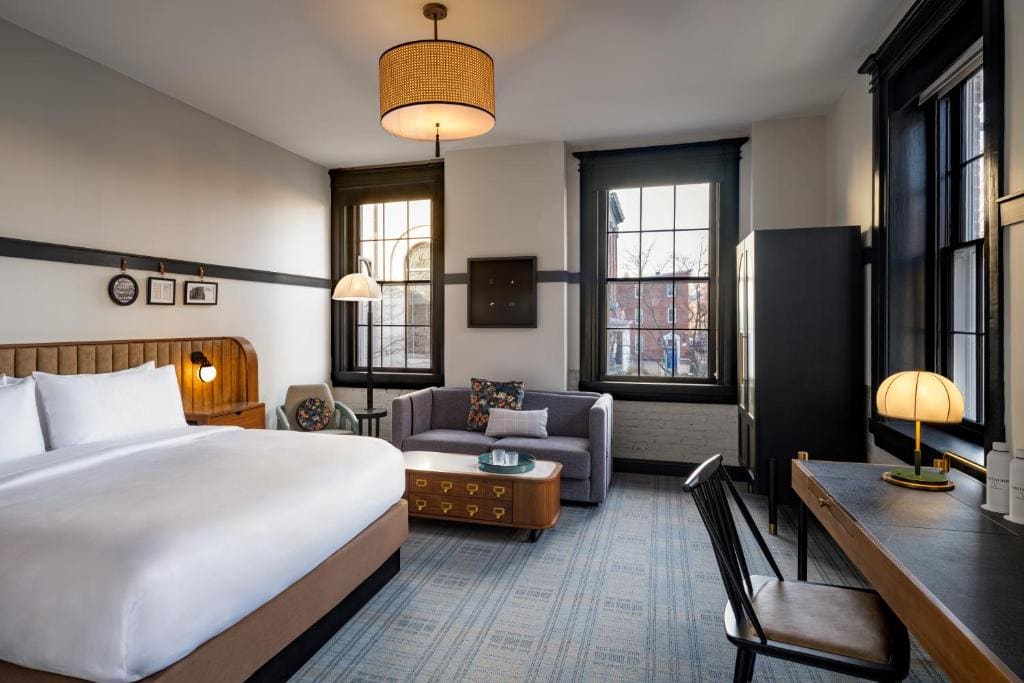 Traditional King Room - Mobility and Hearing Accessible with Roll-in Shower room - Image 1