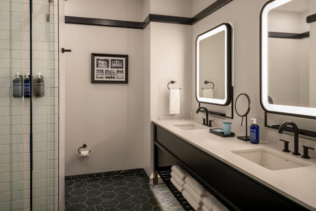 Deluxe King Room room - Image 3