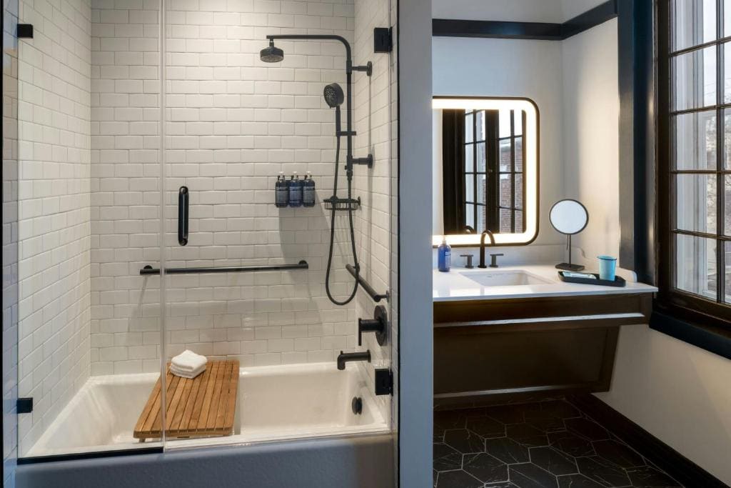 Traditional King Room - Mobility and Hearing Accessible with Tub room - Image 3