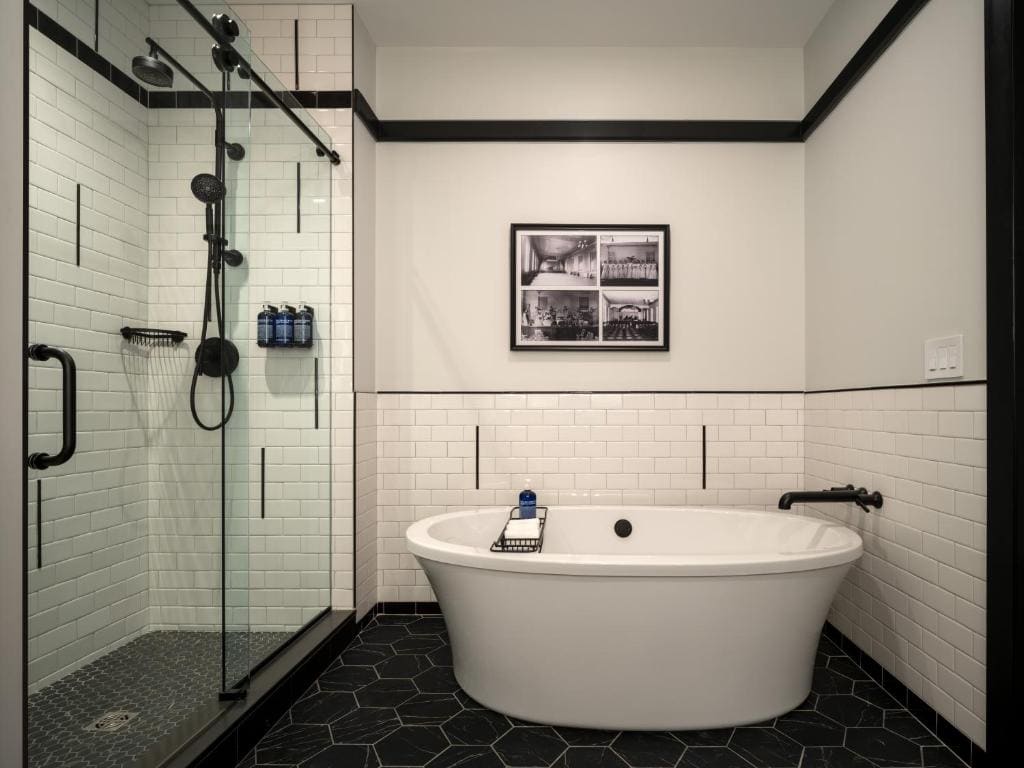 King Studio Suite - Mobility/Hearing Accessible w/Tub room - Image 2